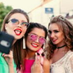 teens-selfie-shopping-300×169-1